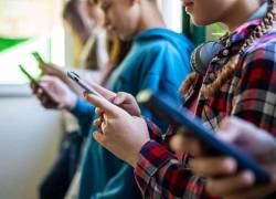 Menores de edad usando dispositivos móviles.