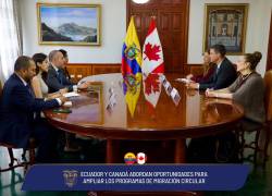 Fotografía que miestra el encuentro entre autoridades diplomáticas de Ecuador y Canadá para abordar programas de migración circular.