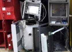 Cajeros automáticos luego de que son detonados por la saturación de gases. Es la nueva modalidad de robo en gasolineras de Guayaquil.