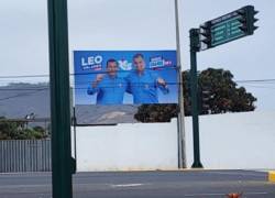 Bajan valla con propaganda de Rafael Correa en Manabí; asambleístas piden al CNE más acciones