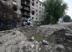 Una fotografía tomada el 30 de junio de 2022 muestra el cráter de un proyectil frente a un edificio residencial dañado en la ciudad de Siversk, Óblast de Donetsk.