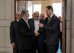 El presidente sirio, Bashar al Asad (derecha), estrecha la mano del jefe de la Oficina de Relaciones Árabes e Islámicas de Hamás, Khalil al Hayah, este miércoles en Damasco.