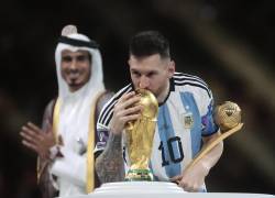 Lionel Messi de Argentina besa el trofeo de la Copa del mundo, en la final del Mundial de Fútbol Catar 2022 entre Argentina y Francia en el estadio de Lusail.
