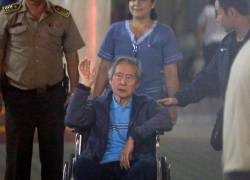 Fotografía de archivo fechada el 4 de enero de 2018 que muestra al expresidente peruano Alberto Fujimori (c) a su salida de la clínica Centenario de Lima (Perú).