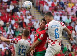 El jugador marroquí, Nayef Aguerd, disputa el balón con el croata Dejan Lovren.