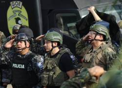 El presidente Daniel Noboa (C) acudió hasta Socio Vivienda, sector de alta conflictividad en Guayaquil, donde la Policía Nacional presentó resultados del operativo Resurgir 11.