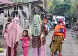 Los aldeanos huyen de sus hogares en busca de seguridad tras un terremoto en la aldea de Talibura, Sikka, Nusa Tenggara Oriental, el 15 de agosto de 2026.