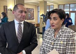La canciller ecuatoriana, Gabriela Sommerfeld (d), habla con la prensa junto al vicecanciller, Carlos Larrea, hoy en la sede de la Organización de los Estados Americanos (OEA) en Washington (EE.UU.).