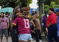 Familiares de las víctimas lloran a las afueras del Laboratorio de Medicina Forense de Guayaquil.