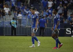 Fernando León disputando el partido frente a Deportivo Cuenca en el estadio George Capwell.