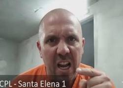 Fotografía de Sdan durante una audiencia virtual, en la que exclama de manera agresiva a la cámara.