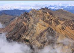 Chiles (primer plano) y Cerro Negro (segundo plano a la derecha) tomados desde el nororiente con vista a la cicatriz de deslizamiento.