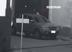 Imagen que muestra a la víctima al lado del vehículo en el que iban los sospechosos.