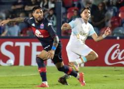 Federico Paz (d) dispara el balón en la anotación de Macará frente a Tigre.