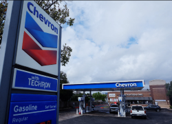 Ecuador deberá pagar USD 220 millones a Chevron tras fallo arbitral que redujo en 93% la indemnización reclamada.