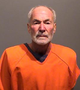 $!Peter Robert Dettmer enfrenta cargos por violencia doméstica, agresión sexual e invasión de la privacidad para la gratificación sexual.