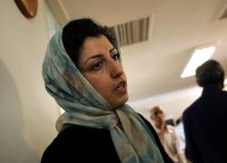 Fotografía del 25 de junio de 2007 que muestra al activista de derechos humanos de la oposición iraní, Narges Mohammadi, en el Centro de Defensores de los Derechos Humanos en Teherán.