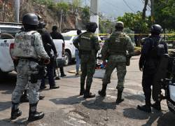 Miembros de la Guardia Nacional y soldados del Ejército mexicano hacen guardia en el lugar donde fueron asesinados el candidato del PRI a la alcaldía de Coyuca de Benítez, Aníbal Zúñiga Cortés, y su esposa, Ruby Bravo, en Acapulco, estado de Guerrero, México, en mayo. 16, 2024.