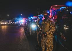 Personal municipal con volquetas y militares controlan el ingreso por un puente de Guayaquil.