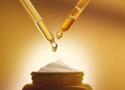 La cosmética natural, elaborada a partir de extractos de plantas y flores y de una forma respetuosa y más consciente con el planeta está ganando adeptos porque cuidan la piel eficazmente.