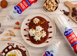 RECETA: Prepara unos brownie pancakes con Crema Batida y frutos secos