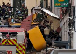 Policías y bomberos trabajan en el lugar de un accidente de funicular en Lisboa. Foto: AFP