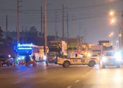 Durante la madrugada, la Policía Nacional y la Comisión de Tránsito del Ecuador (CTE) cerraron parcialmente la vía a Daule. Foto: Ecuavisa