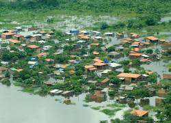 Vista panorámica de las casas del barrio del Pantanal, de la provincia de Moxos, en el Beni (Bolivia), en las que el agua llegó hasta a un metro de altura debido a las inundaciones causadas por el fenómeno climático de El Niño, en agosto del 2015.