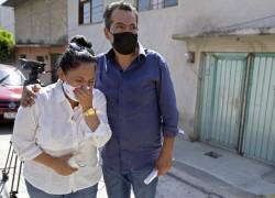 Una mujer es consolada por un familiar mientras espera información sobre su sobrina desaparecida frente a la casa del presunto asesino en serie Andrés N., quien fue detenido hace unos días, en el municipio de Atizapán de Zaragoza, Estado de México, México, el 20 de mayo de 2021.