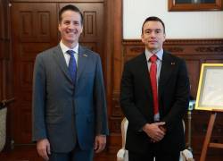 Fotografía difundida por la Presidencia de Ecuador que muestra al presidente de Ecuador, Daniel Noboa (d), posando junto al senador republicano por Ohio, y de origen colombiano, Bernie Moreno.