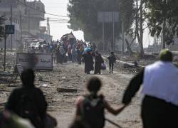 Los residentes evacuan a pie el norte de la Franja de Gaza tras la última advertencia israelí durante el aumento de las operaciones militares en el norte de la Franja de Gaza, el 5 de noviembre de 2023.