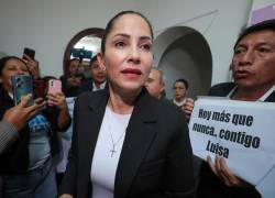La excandidata presidencial del correísmo Luisa González habla con periodistas este miércoles, en Quito.