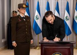 Bukele y la nueva ministra de Educación de El Salvador, Karla Trigueros.