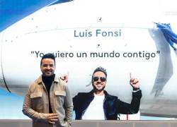 El cantante estadounidense de origen puertorriqueño Luis Fonsi participa en la presentación del avión de la aerolínea Air Europa bautizado con su nombre. EFE/ Sergio Pérez