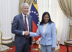 La mandataria encargada de Venezuela, Delcy Rodríguez (d), saluda al secretario de Energía de EE.UU., Chris Wright, este miércoles en Caracas.