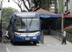 Fotografía referencial que muestra una unidad del Sistema de Metrovía de Guayaquil.