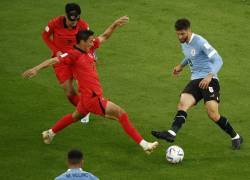 Rodrigo Bentancur de Uruguay disputa un balón con Jung Woo-young de Corea del Sur.