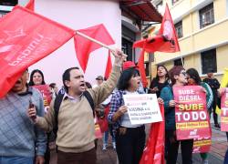 Plantón de movimientos y grupos sociales que apoyan el paro nacional convocado por la Conaie, en los exteriores del Ministerio de Defensa Nacional. Foto: API / Rolando Enríquez.