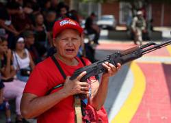 Una persona sostiene un arma durante instrucciones militares por parte de la Fuerza Armada Nacional Bolivariana (FANB) de Venezuela este sábado, en Caracas (Venezuela).