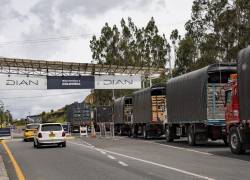 Camiones hacen fila para cruzar el Puente Internacional Rumichaca en la frontera entre Colombia y Ecuador.