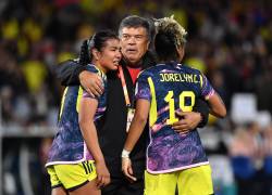 Técnico Nelson Abadía consuela a sus jugadoras Daniela Arias y Jorelyn Carabali tras la derrota ante Inglaterra.