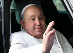 El papa Francisco dice que sigue con confianza su hospitalización.