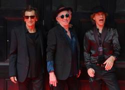Ron Wood, Keith Richards y Mick Jagger de la legendaria banda de rock británica The Rolling Stones posan cuando llegan para asistir a un evento de lanzamiento de su nuevo álbum, 'Hackney Diamonds' en Hackney Empire en Londres.