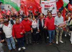 Fotografía que muestra a cientos de personas reunidas en la marcha convocada por el Frente Unido de Trabajadores (FUT) en Quito.