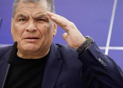 El ex presidente de Ecuador, Rafael Correa, pronuncia un discurso denunciando el asalto de las autoridades ecuatorianas a la embajada de México en Quito, durante una conferencia de prensa en el Parlamento Europeo en Bruselas el 9 de abril.