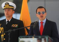 El presidente de Ecuador, Daniel Noboa Azin, pronuncia un discurso durante una entrega equipamiento a agentes de policía este lunes, en la Plataforma de la Policía, en Quito.