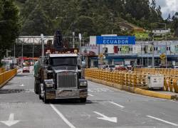 Fotografía que muestra un camión cruzando el Puente Rumichaca, en la frontera con Colombia.