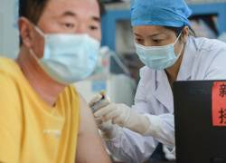 Un residente recibe la vacuna contra el coronavirus Covid-19 de Anhui Zhifei Longcom en el condado de Linquan, ciudad de Fuyang, en la provincia de Anhui, en el este de China.