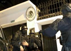 Imagen publicada por API que muestra a las fuerzas especiales de la policía ecuatoriana intentando irrumpir en la embajada de México en Quito para arrestar al exvicepresidente Jorge Glas, el 5 de abril de 2024.