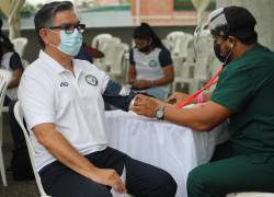 Daniel Vera, entrenador del equipo femenino de Guayaquil City, mientras recibe la vacuna contra la COVID-19, en una de las sedes de la FEF, en Guayaquil.
